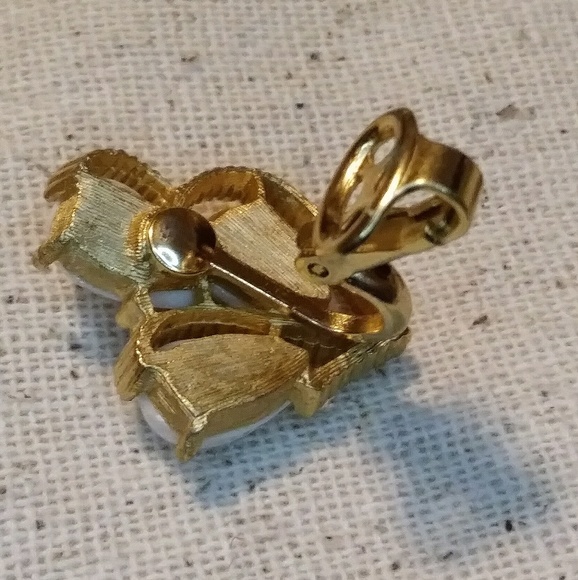 Trifari Gold Milk Teardrop Clip on Earrings Midcentury Vintage - Picture 4 of 7